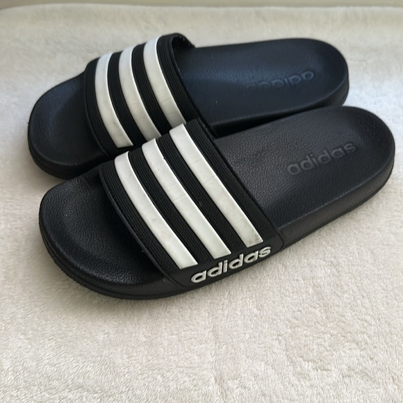 Like New Adidas Comfort‎ Boys Black Slides Sandals Size 3 Youth - Picture 3 of 3